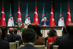 Cumhurbaşkanı Erdoğan, Türkiye'ye resmi ziyarette bulunan Cezayir Cumhurbaşkanı Abdulmecid Tebbun ile görüştü.