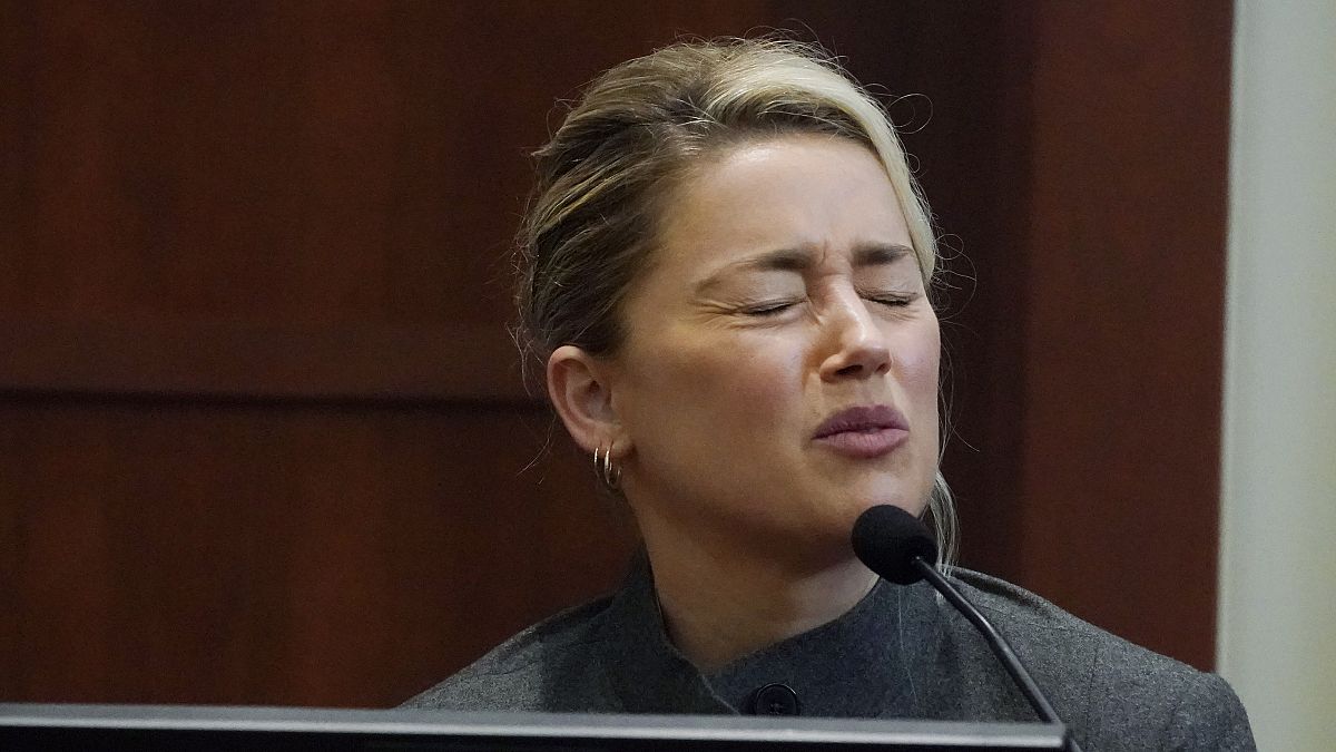 الممثلة أمبر هيرد تشهد أمام محكمة مقاطعة فيرفاكس في فيرفاكس