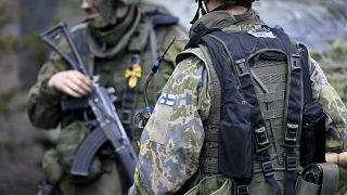 Soldados finlandeses participan en ejercicios militares, el 4 de mayo de 2022. Putin ha dejado claro que habría consecuencias si los dos países nórdicos se unen a la Alianza.