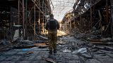 یک پلیس اوکراینی در یکی از بزرگترین بازارهای پوشاک اروپا در خارکف که اکنون تخریب شده