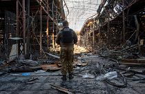 یک پلیس اوکراینی در یکی از بزرگترین بازارهای پوشاک اروپا در خارکف که اکنون تخریب شده