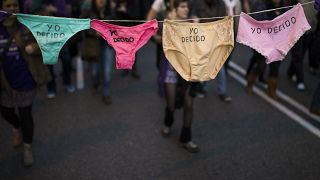 Ropa interior en la que se lee: "Yo decido" durante una protesta a favor del aborto y por los derechos de la mujer en Madrid, España, el sábado 8 de marzo de 2014.