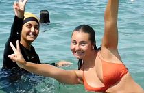 فتاتان يسبحان في شاطئ فرنسي إحدهما ترتدي البوركيني