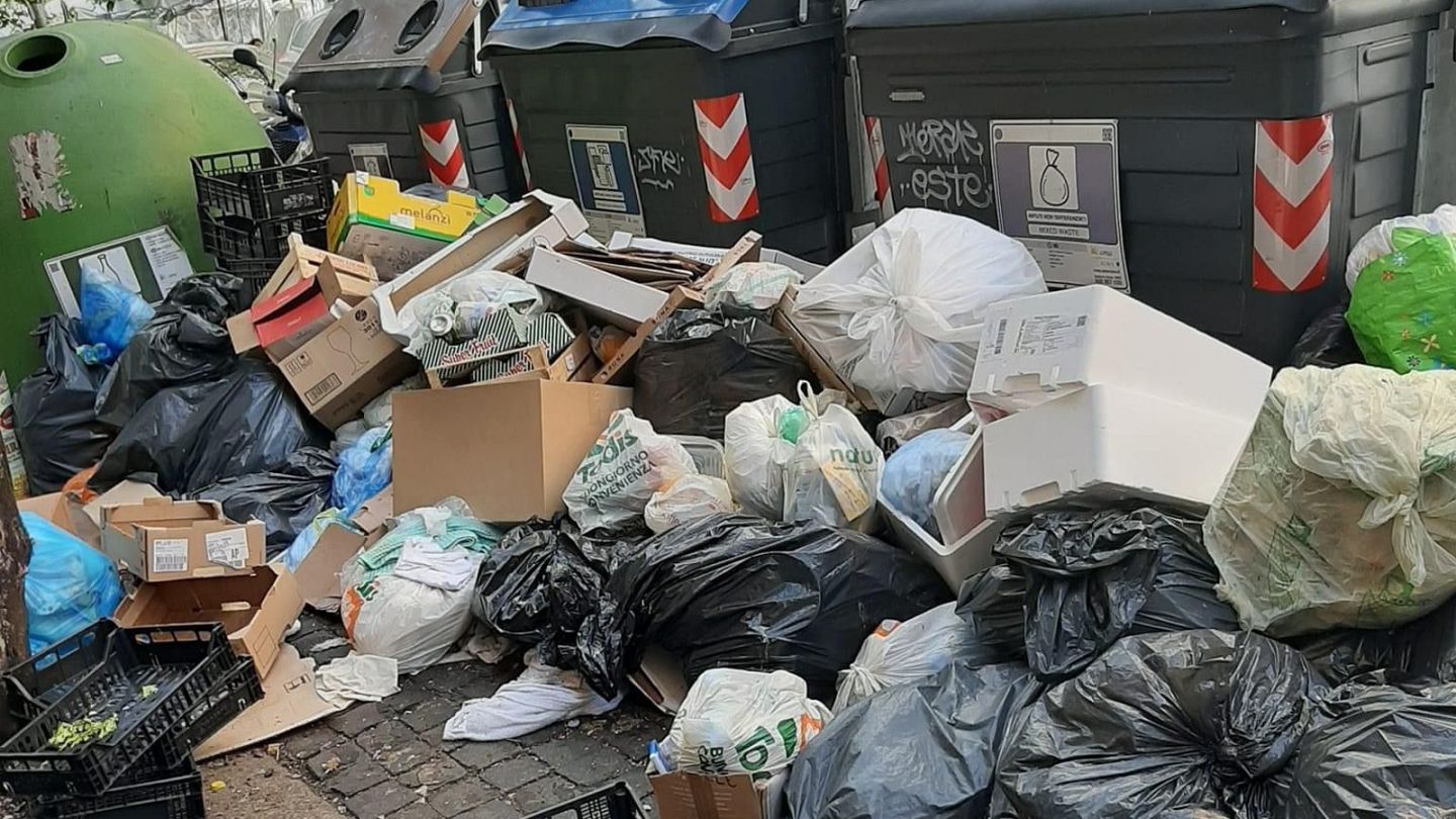 Overflowing Garbage Cans: A Health Risk and Threat to the Environment