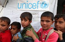 صورة من الارشيف-أطفال عراقيون نازحون من مدينة الموصل المحاصرة سابقاً أمام مدرسة تابعة لمنظمة الأمم المتحدة للطفولة في مخيم حسن شام شرق أربيل في شمال العراق.