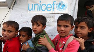 صورة من الارشيف-أطفال عراقيون نازحون من مدينة الموصل المحاصرة سابقاً أمام مدرسة تابعة لمنظمة الأمم المتحدة للطفولة في مخيم حسن شام شرق أربيل في شمال العراق.