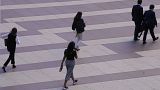Εργαζόμενες κι εργαζόμενοι που προσέρχονται σε κτιριακό συγκρότημα γραφείων της Μαδρίτης