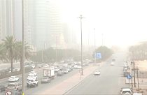 عاصفة رملية تجتاح العاصمة السعودية وتحجب الرؤية