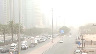 عاصفة رملية تجتاح العاصمة السعودية وتحجب الرؤية