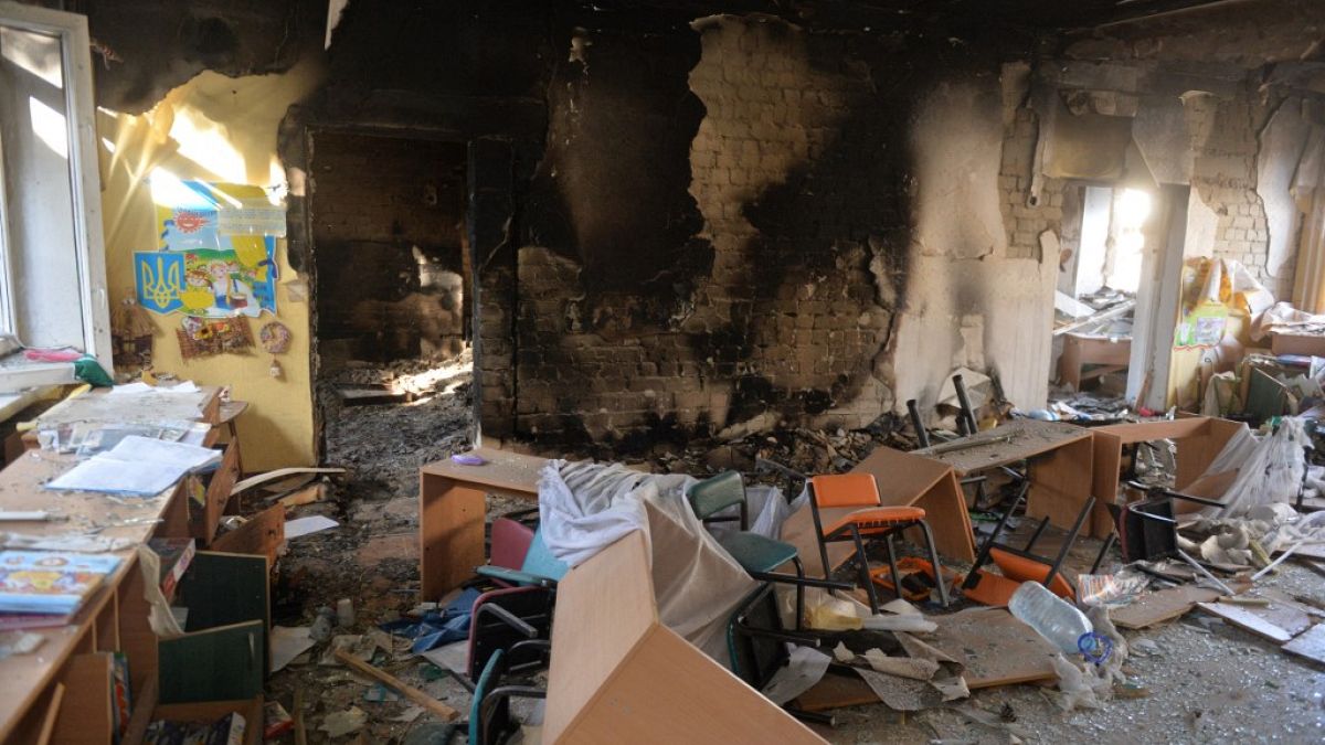  El gobierno ucraniano asegura que más de mil institutos y escuelas han sido atacados 