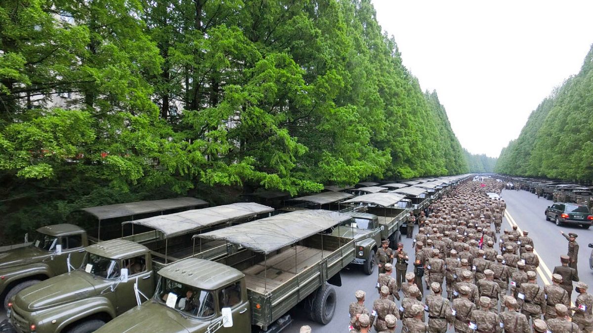 يستعد ضباط من الوحدات الطبية للجيش الشعبي الكوري للانتشار للمساعدة في نقل الأدوية في بيونغ يانغ، كوريا الشمالية- 16 مايو 2022 