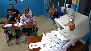 Ψηφοδέλτια σε κάλπη πριν την καταμέτρηση στις βουλευτικές εκλογές στον Λίβανο