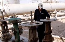 کارگر عراقی در یک پالایشگاه نفت