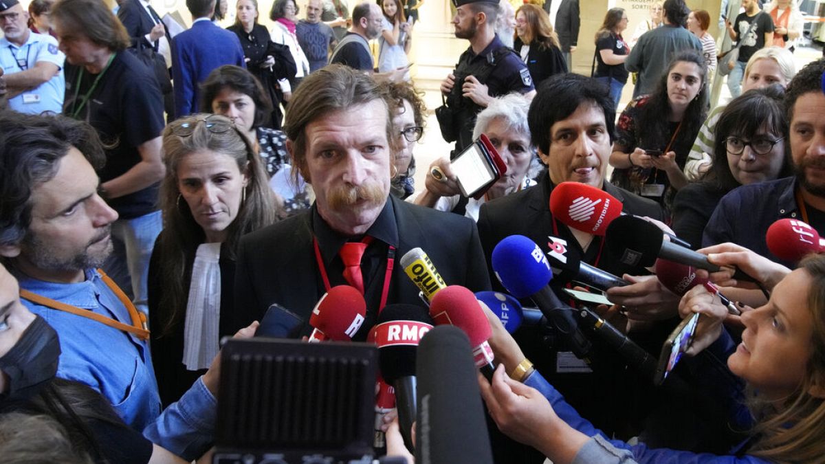 Le chanteur des Eagles of Death Metal, Jesse Hughes et le guitariste Eden Galindo, à l'extérieur de la salle du tribunal spécial, le mardi 17 mai à Paris.