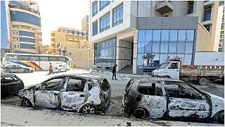 سيارات محروقة بعد مواجهات في ليبيا 17/05/2022