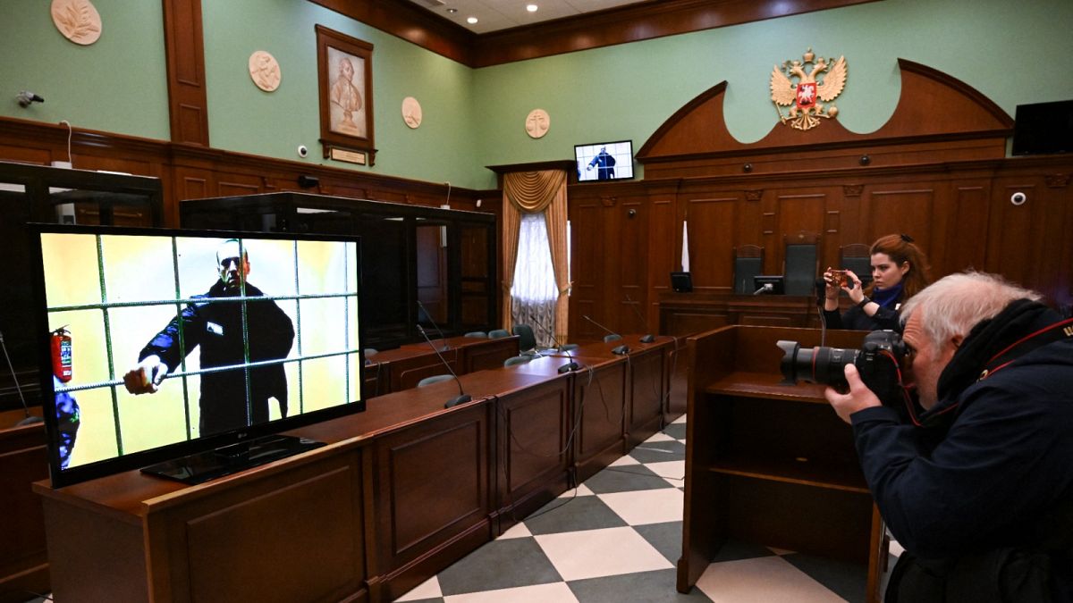   أليكسي نافالني يظهر على شاشة في قاعة بمحكمة في موسكو عبر رابط فيديو من  السجن خلال جلسة استماع للاستئناف-موسكو، 17 مايو 2022 