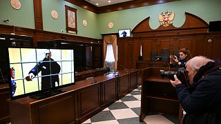   أليكسي نافالني يظهر على شاشة في قاعة بمحكمة في موسكو عبر رابط فيديو من  السجن خلال جلسة استماع للاستئناف-موسكو، 17 مايو 2022