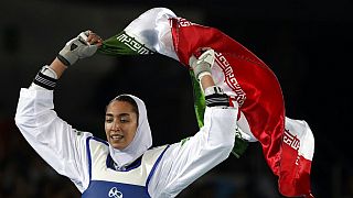 Az iráni sportoló, Kimia Alizadeh Zenoorin bronzmedálját ünnepli, amelyet taekwondóban nyert a 2016-os riói olimpián