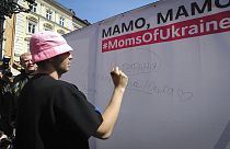 أوليه بسيوك ، قائد أوركسترا كالوش الأوكرانية ، الفائز في مسابقة الأغنية الأوروبية ، يوقع على جدار الأسماء لإطلاق حملة #MomsOfUkraine، في لفيف، أوكرانيا، الثلاثاء 17 مايو2022
