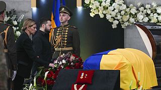 Volodímir Zelenski y su esposa Olena, depositan un ramo sobre el féretro de Leonid Kravchuk en la capilla ardiente, Kiev, 17/5/2022