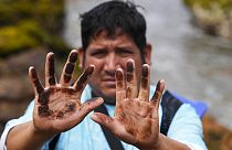 Un pescador peruano muestra sus manos manchadas de petróleo en Callao, Perú 24/02/2022