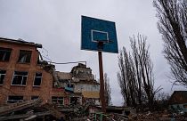 Une école endommagée par une frappe aérienne des forces russes à Tchernihiv, en Ukraine, mercredi 13 avril 2022.