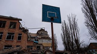Une école endommagée par une frappe aérienne des forces russes à Tchernihiv, en Ukraine, mercredi 13 avril 2022.