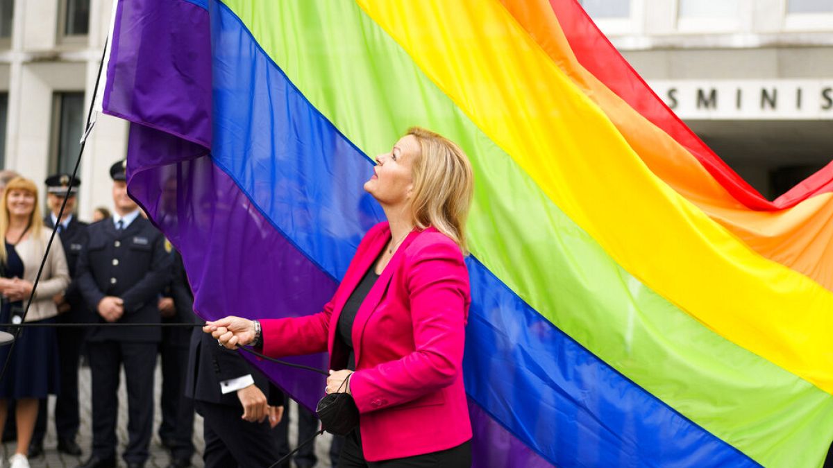 La ministra del Interior de Alemania iza la bandera arcoíris