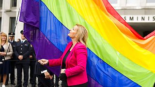 Nancy Fraeser hasteia bandeira arco-íris