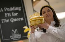Jemma Melvin zeigt ihre Kreation: einen mehrschichtigen Zitronen-Amaretto-Trifle für die Queen