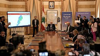 زير الداخلية اللبناني بسام مولوي (وسط الصورة)، يتحدث خلال مؤتمر صحفي حول الانتخابات النيابية، في وزارة الداخلية ببيروت، 16 مايو 2022