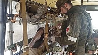 Ουκρανοί μαχητές από το Αζοφστάλ της Μαριούπολης σε λεωφορεία κατά τη μεταφορά τους εκτός Μαριούπολης (ρωσικό υπ. Άμυνας)