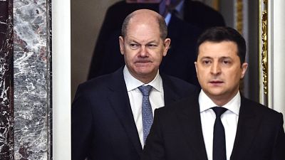 الرئيس الأوكراني فولوديمير زيلينسكي والمستشار الألماني أولاف شولتس قبيل مؤتمر صحافي في كييف في شباط/فبراير 2022