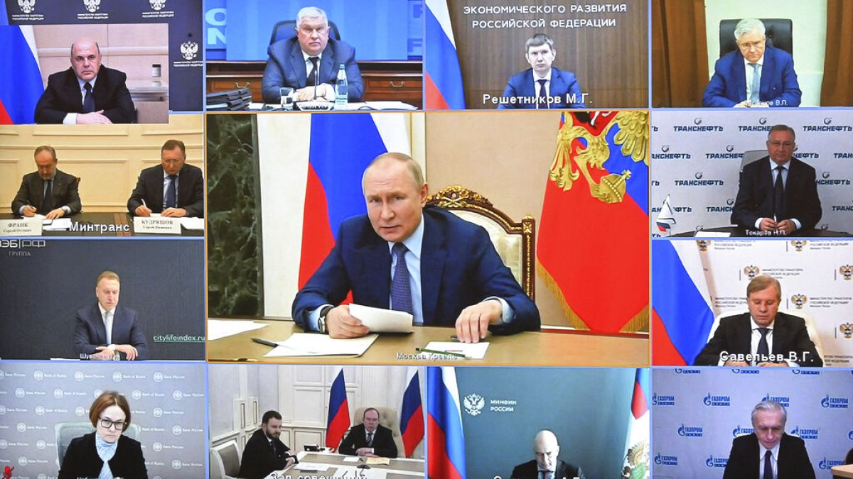 Ο Ρώσος πρόεδρος Βλαντίμιρ Πούτιν προεδρεύει τηλεδιάσκεψης από το Κρεμλίνο