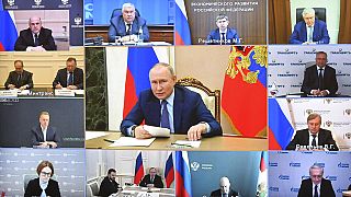 Ο Ρώσος πρόεδρος Βλαντίμιρ Πούτιν προεδρεύει τηλεδιάσκεψης από το Κρεμλίνο