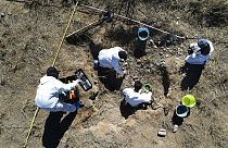 Tanımlanamayan cesetlere kayıp yakınlarından DNA eşleştirme çabası da bir çok cesedin örnek alınmadan  gömülmesi nedeniyle de sonuçsuz kalıyor