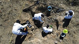 Tanımlanamayan cesetlere kayıp yakınlarından DNA eşleştirme çabası da bir çok cesedin örnek alınmadan  gömülmesi nedeniyle de sonuçsuz kalıyor