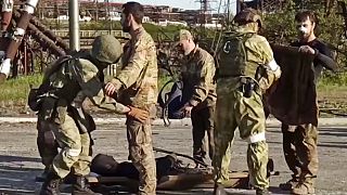 Ukrainische kämpfer aus dem Azovstal-Werk in Mariupol werden von Russen kontrolliert