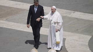 يعاني البابا فرنسيس عند المشي بسبب آلام الركبة