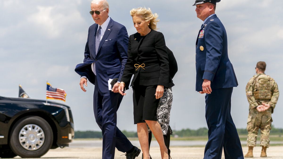 Az Andrews Air Force bázisra érkezett Joe Biden és felesége, miután lerótták tiszteletüket Buffalóban 