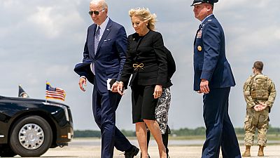 Az Andrews Air Force bázisra érkezett Joe Biden és felesége, miután lerótták tiszteletüket Buffalóban 