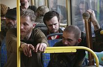 Militares ucranianos sentados en un autobús tras ser evacuados de la asediada planta siderúrgica Azovstal de Mariupol, el martes 17 de mayo de 2022.