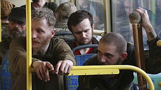 Ukrainische Kämpfer aus dem Asovstal-Werk wurden in Bussen auf russisch kontrolliertes Gebiet gebracht