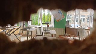 Blick durch ein Einschussloch in einer Schule in der Oblast Cherson