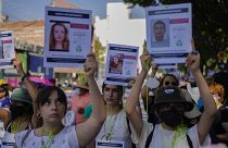 Manifestantes llevan imágenes de personas desaparecidas durante una marcha anual de las madres de personas desaparecidas en la Ciudad de México, el martes 10 de mayo de 2022 