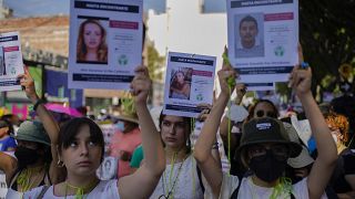 Manifestantes llevan imágenes de personas desaparecidas durante una marcha anual de las madres de personas desaparecidas en la Ciudad de México, el martes 10 de mayo de 2022