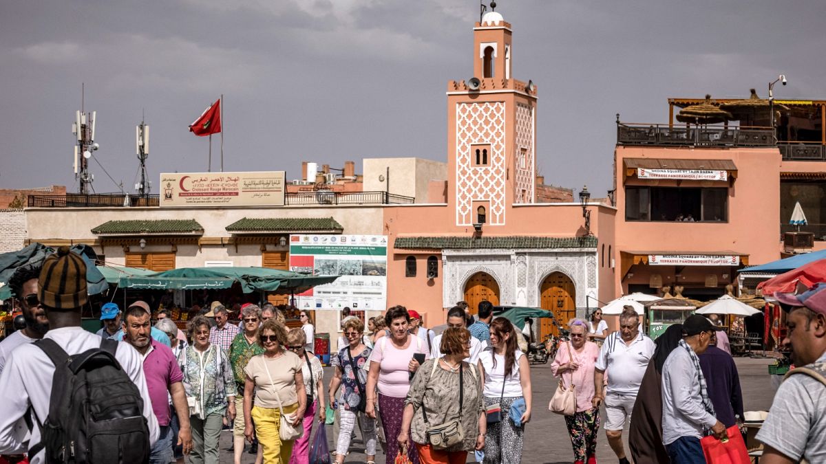 السياح يتجولون في ساحة جامع الفنا في مراكش- المغرب، مايو 2022. 