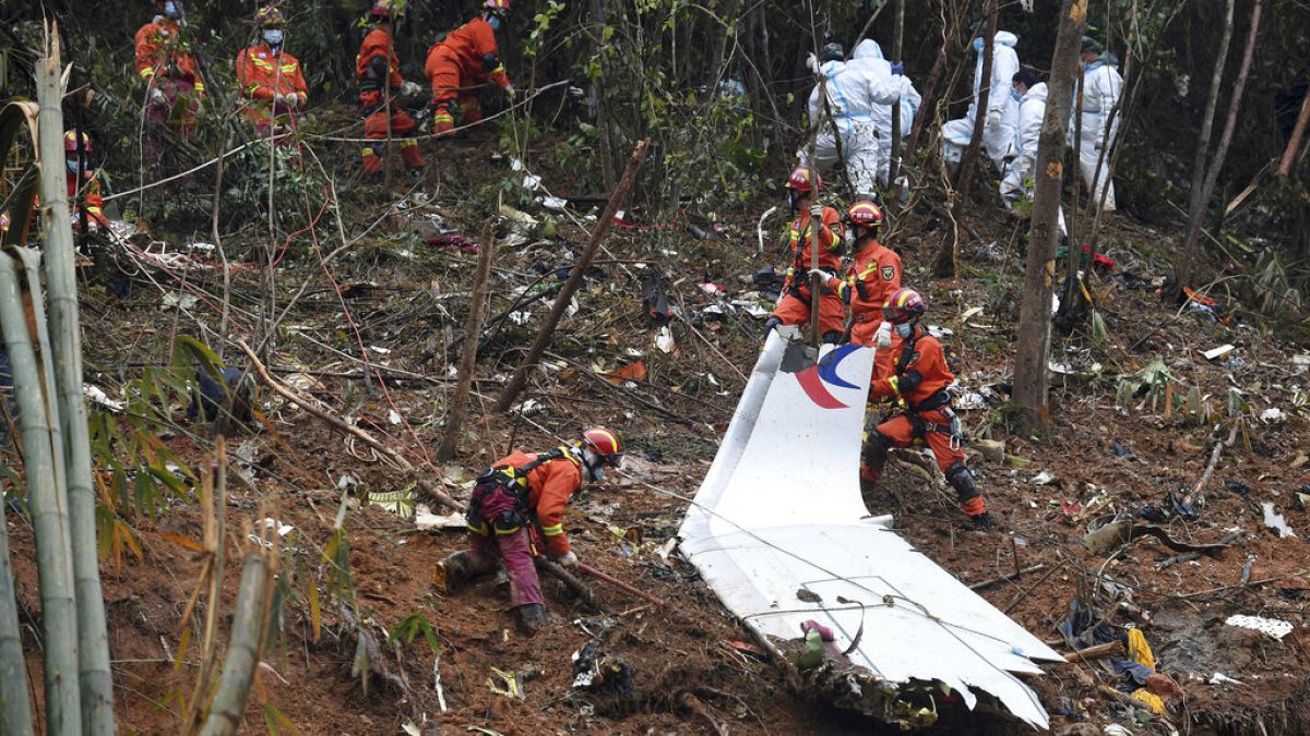 A március 24-én készült képen a lezuhant gép roncsait kutatják át a mentőcsapatok