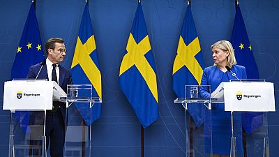 La premier svedese Magdalena Andersson, insieme al leader dell'opposizione. 