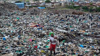 صورة من الارشيف- في مكب النفايات في حي داندورا الفقير في نيروبي، كينيا